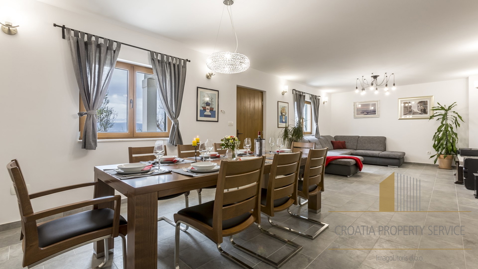 Eine wunderschöne Villa mit Meerblick in der Nähe von Omiš!