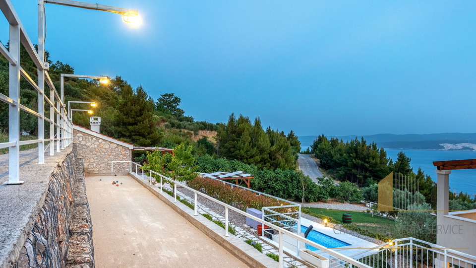 Eine wunderschöne Villa mit Meerblick in der Nähe von Omiš!