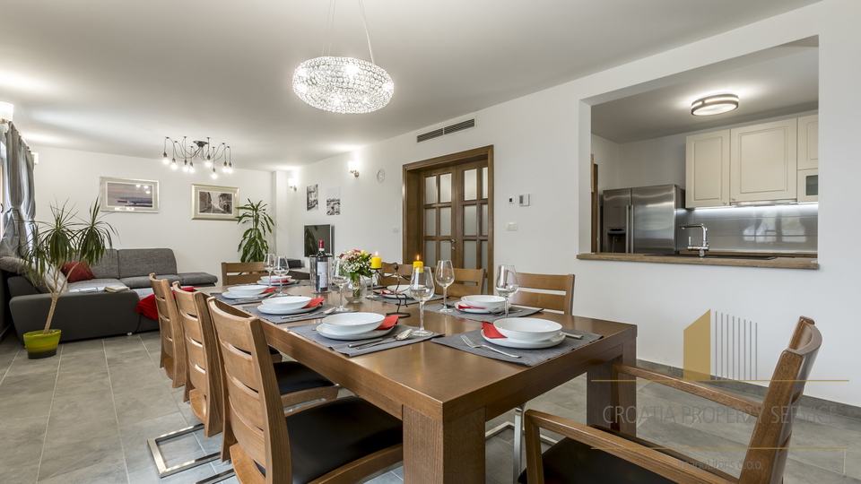 Eine wunderschöne Villa mit Meerblick in der Nähe von Omiš!