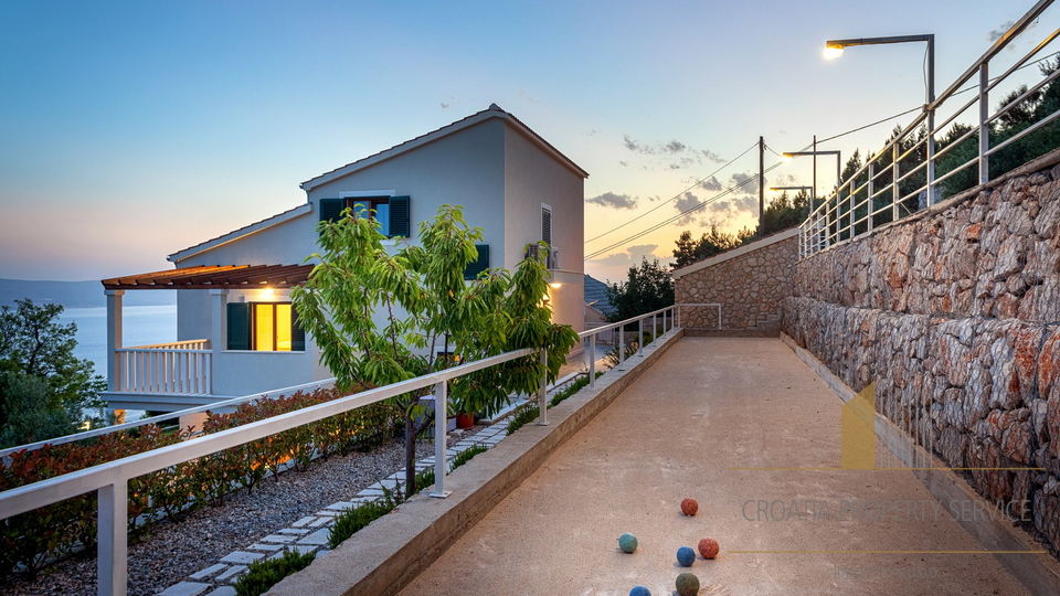 Eine wunderschöne Villa mit Meerblick in der Nähe von Omiš!