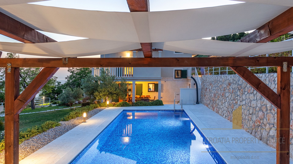 Eine wunderschöne Villa mit Meerblick in der Nähe von Omiš!