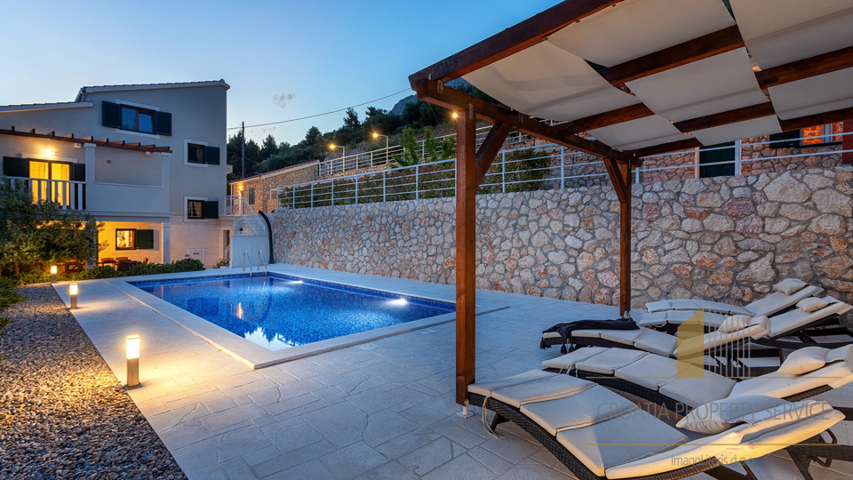 Eine wunderschöne Villa mit Meerblick in der Nähe von Omiš!