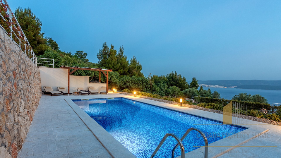 Eine wunderschöne Villa mit Meerblick in der Nähe von Omiš!
