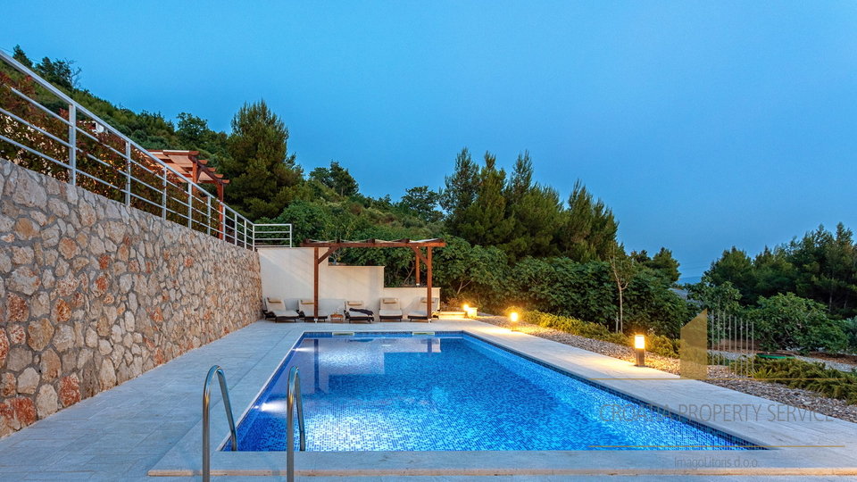 Eine wunderschöne Villa mit Meerblick in der Nähe von Omiš!