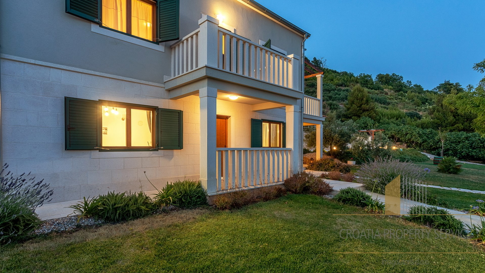 Eine wunderschöne Villa mit Meerblick in der Nähe von Omiš!