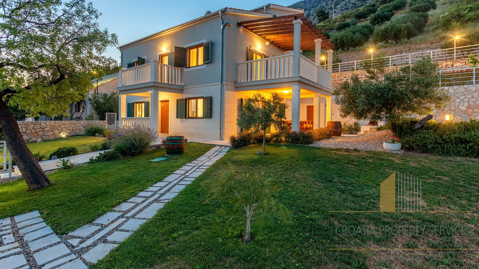 Eine wunderschöne Villa mit Meerblick in der Nähe von Omiš!