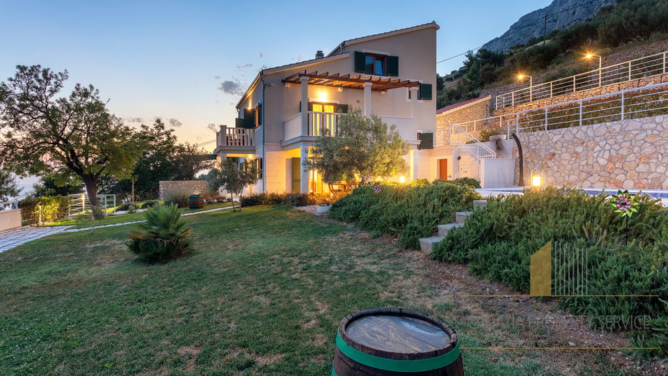 Eine wunderschöne Villa mit Meerblick in der Nähe von Omiš!