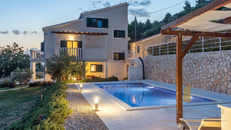 Eine wunderschöne Villa mit Meerblick in der Nähe von Omiš!