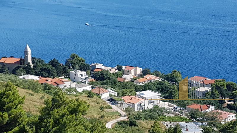 Attraktives Baugrundstück in zweiter Reihe am Meer in Brela!