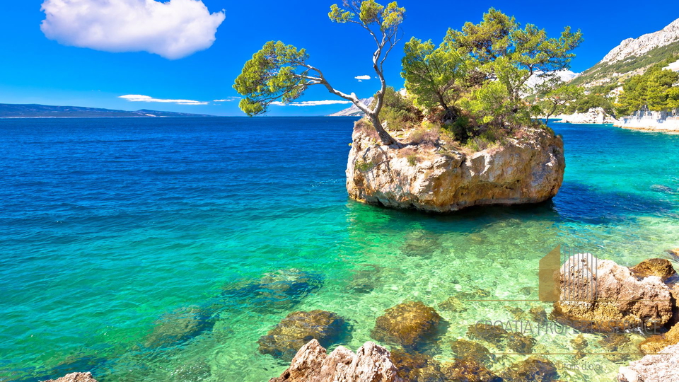 Attraktives Baugrundstück in zweiter Reihe am Meer in Brela!