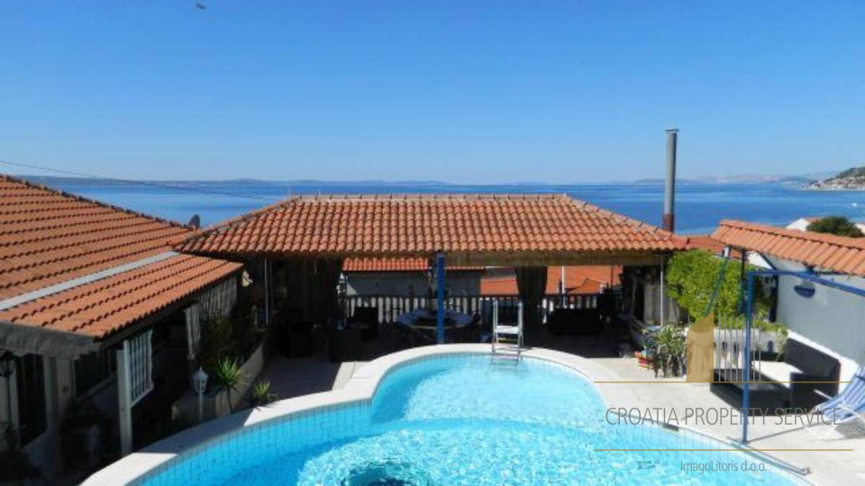 Apartment villa with pool 70 m from the beach in the vicinity of Split!