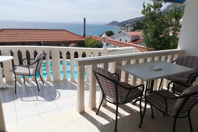 Apartment villa with pool 70 m from the beach in the vicinity of Split!