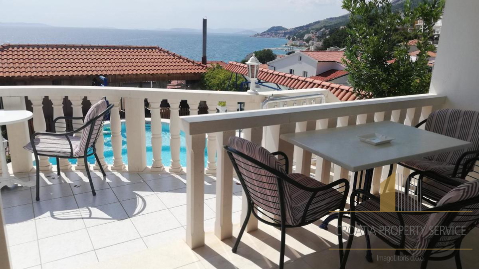 Apartment villa with pool 70 m from the beach in the vicinity of Split!