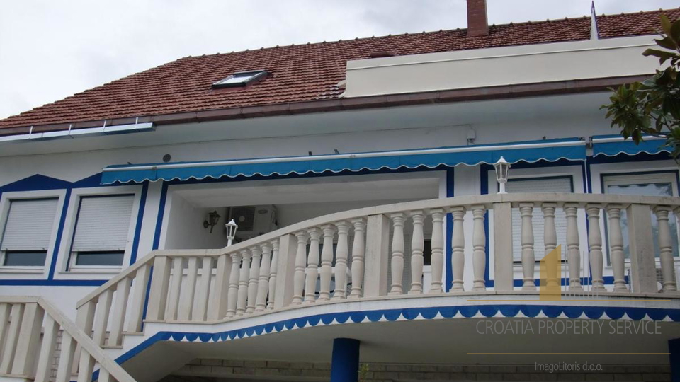 Apartment villa with pool 70 m from the beach in the vicinity of Split!