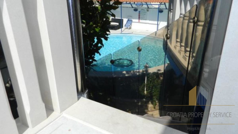 Apartment villa with pool 70 m from the beach in the vicinity of Split!