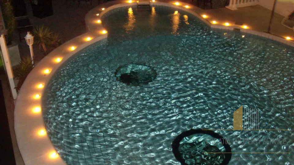 Apartment villa with pool 70 m from the beach in the vicinity of Split!