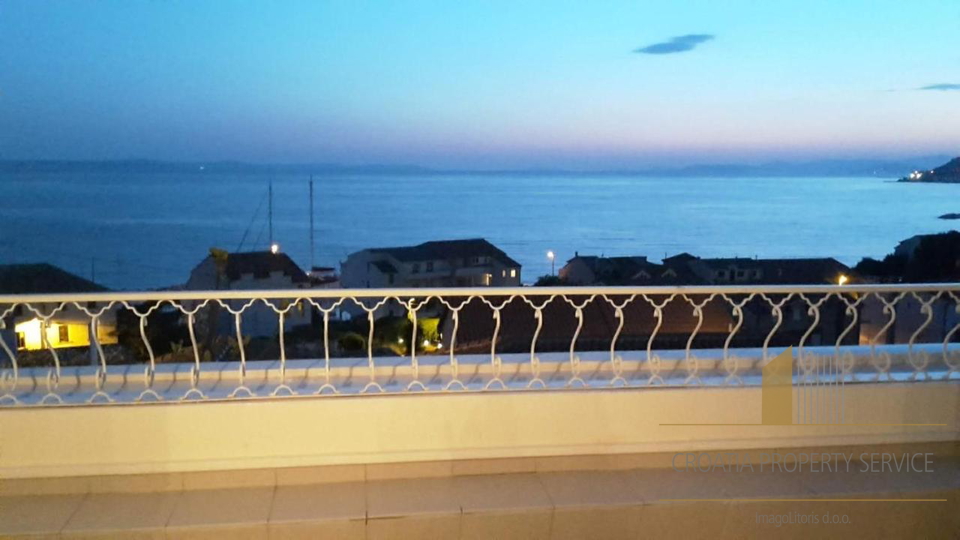 Apartment villa with pool 70 m from the beach in the vicinity of Split!
