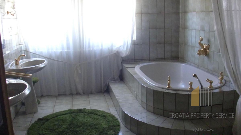 Apartment villa with pool 70 m from the beach in the vicinity of Split!