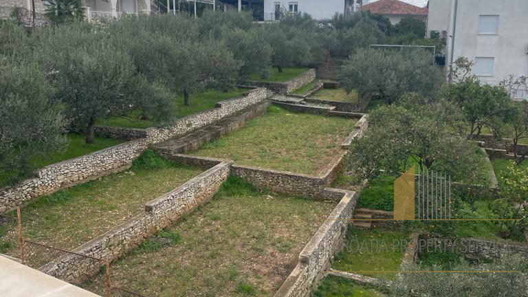 Kuća sa zemljištem 150 m od mora na otoku Čiovo!