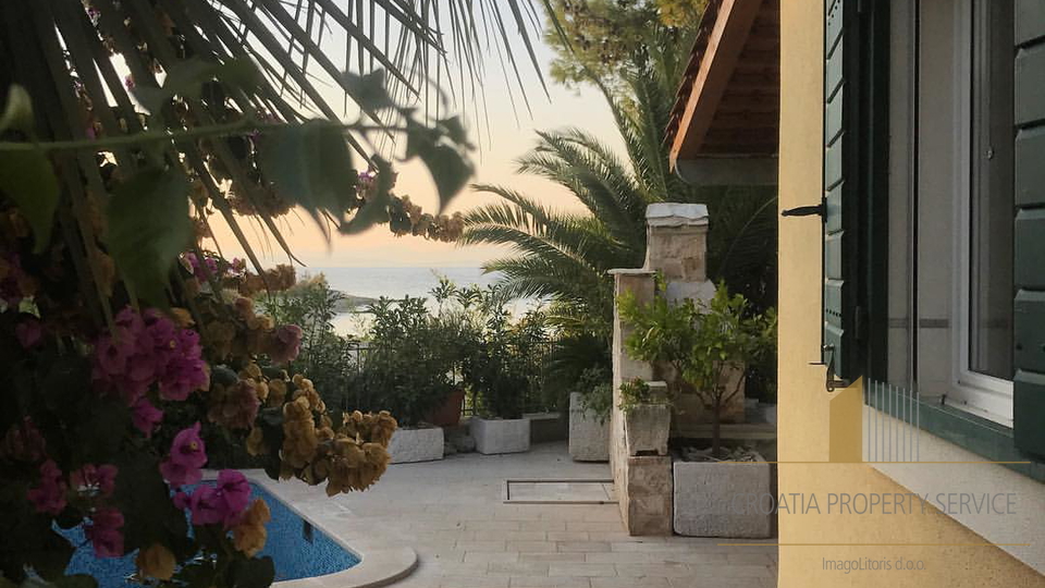 Charming villa on the beach on the island of Brač!