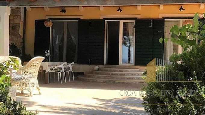 Charming villa on the beach on the island of Brač!