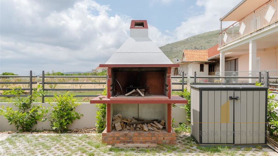 Nova moderna vila s strešno teraso in pogledom na morje - Trogir!