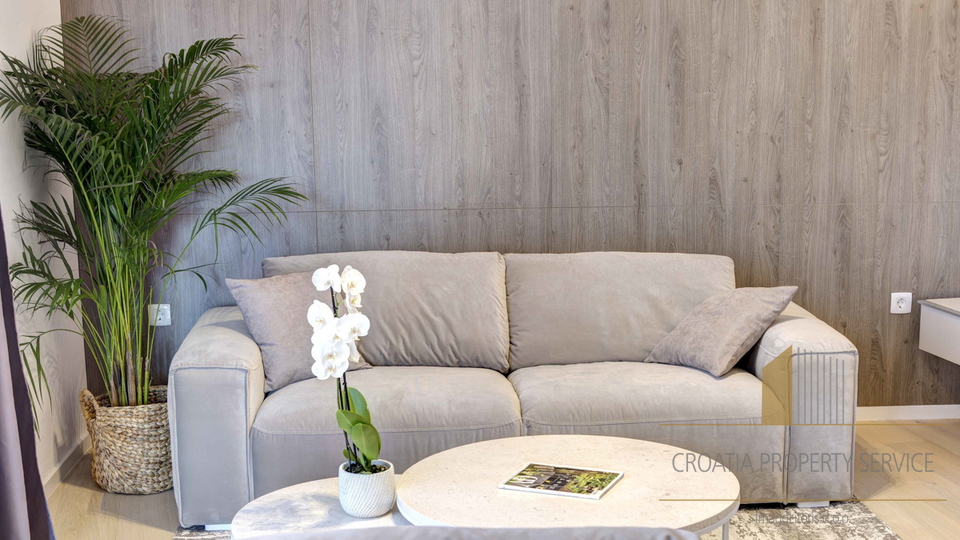Luksuzni penthouse s krovnom terasom 70 m od mora - Privlaka!