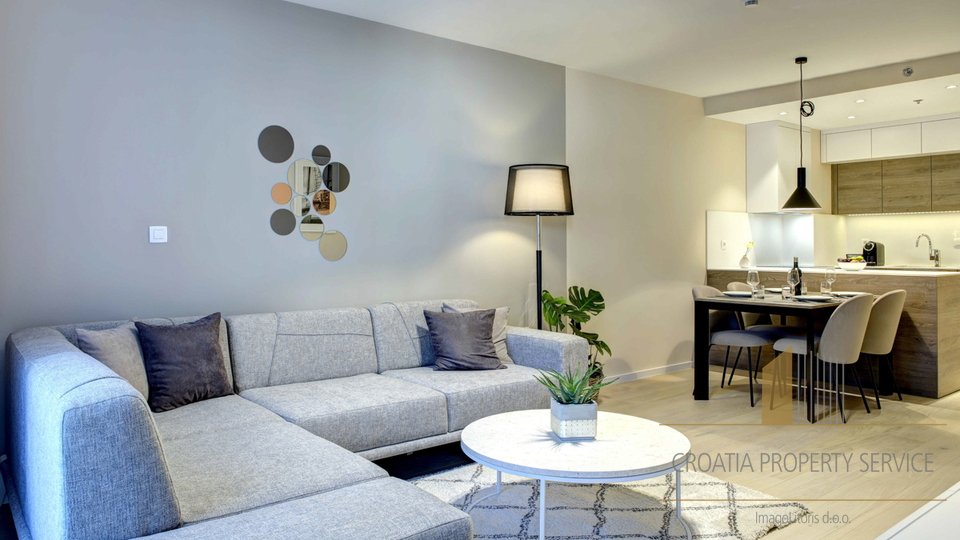 Luksuzni penthouse s krovnom terasom 70 m od mora - Privlaka!