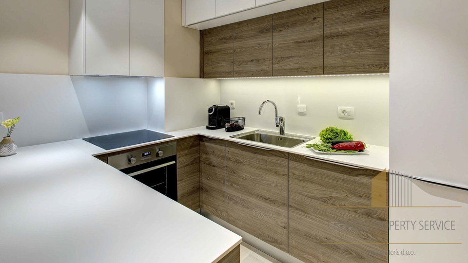 Luksuzni penthouse s krovnom terasom 70 m od mora - Privlaka!