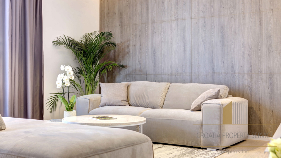 Luksuzni penthouse s krovnom terasom 70 m od mora - Privlaka!