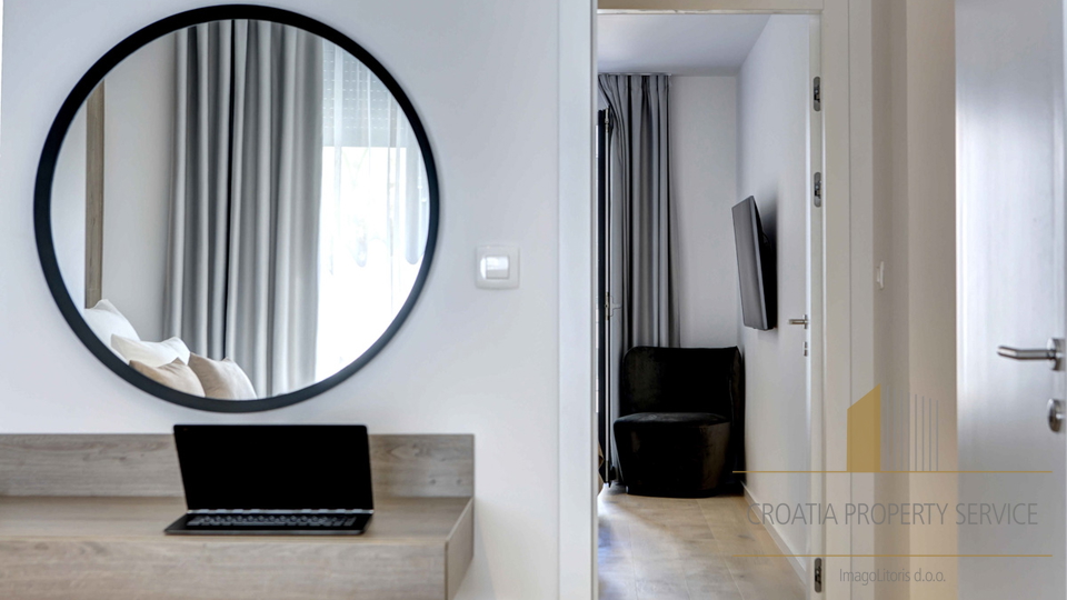 Luksuzni penthouse s krovnom terasom 70 m od mora - Privlaka!