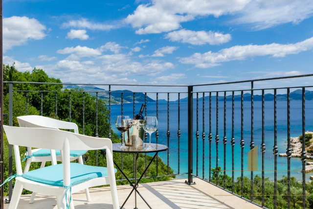 Villa di lusso con piscina, a 80 metri dal mare – tra Dubrovnik e Pelješac!