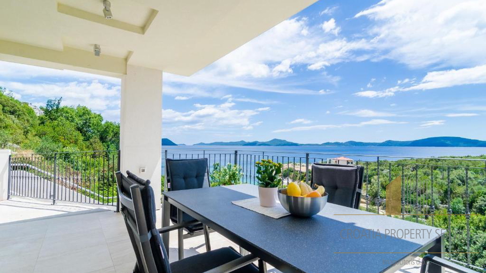 Villa di lusso con piscina, a 80 metri dal mare – tra Dubrovnik e Pelješac!