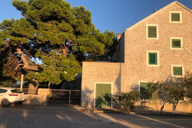 Zgodovinska kamnita hiša v prvi vrsti ob morju – Vodice!