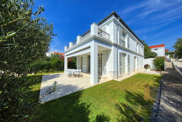 Wunderschöne Luxusvilla in erster Meereslinie - Zadar!