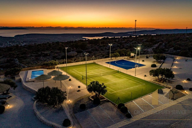 Unica proprietà di lusso su un terreno di 10.000 m2 a Milna sull'isola di Brač!