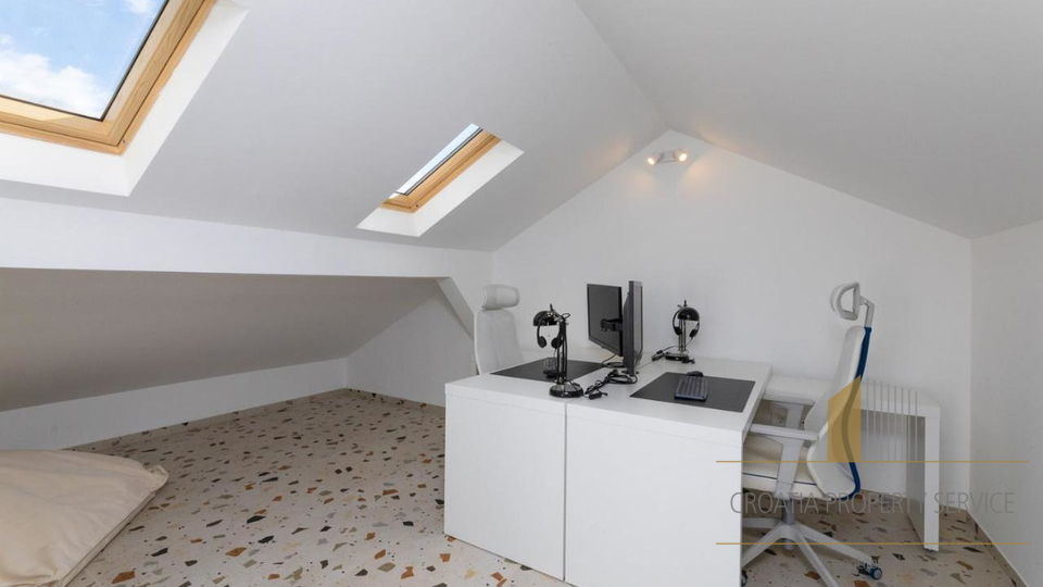 Luxury villa with its own outdoor cinema 50 m from the beach in Supetar on the island of Brač!
