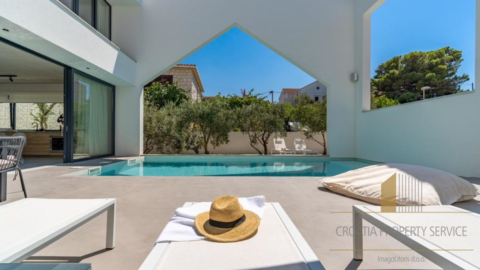 Luxury villa with its own outdoor cinema 50 m from the beach in Supetar on the island of Brač!