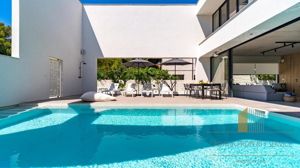 Luxury villa with its own outdoor cinema 50 m from the beach in Supetar on the island of Brač!