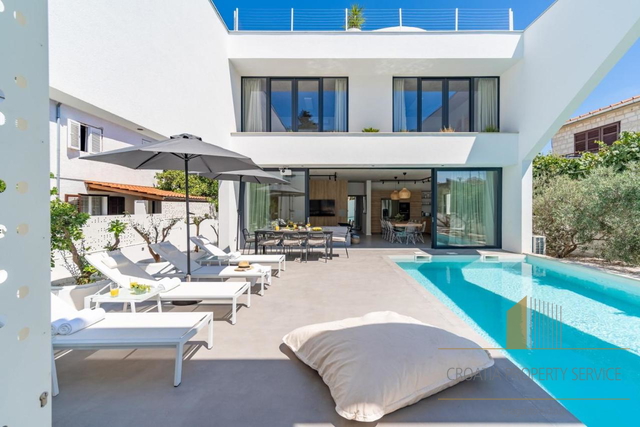 Villa di lusso con cinema all'aperto privato a 200 m dalla spiaggia a Supetar sull'isola di Brač!
