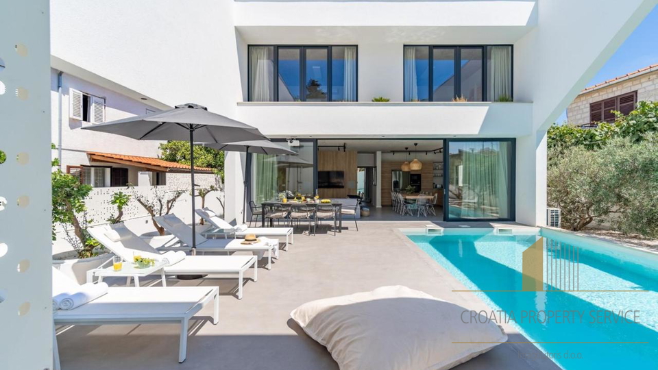 Luxury villa with its own outdoor cinema 50 m from the beach in Supetar on the island of Brač!