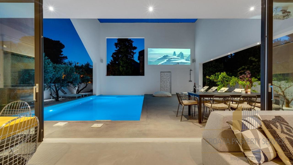 Luxury villa with its own outdoor cinema 50 m from the beach in Supetar on the island of Brač!