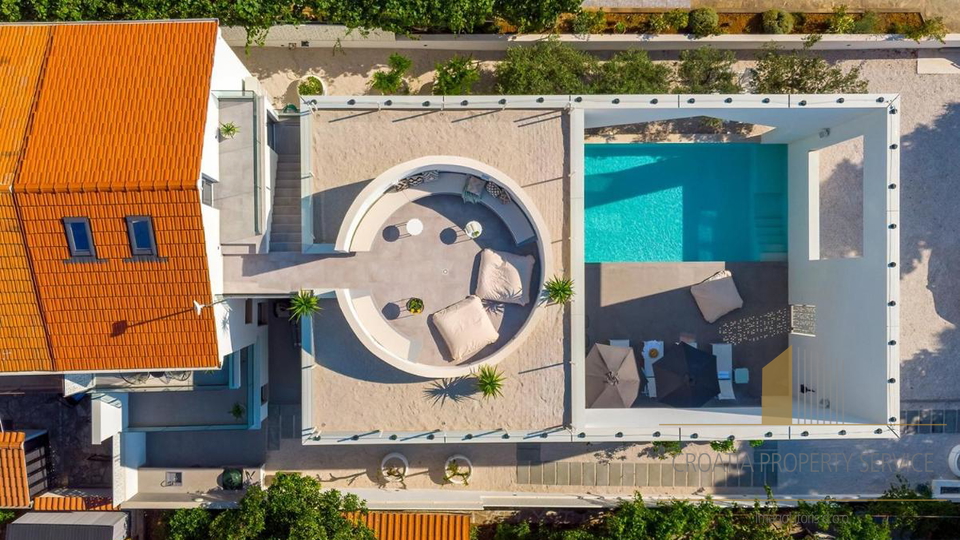 Luxury villa with its own outdoor cinema 50 m from the beach in Supetar on the island of Brač!