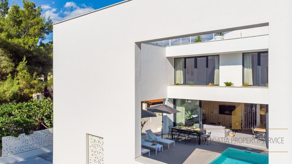Luxury villa with its own outdoor cinema 50 m from the beach in Supetar on the island of Brač!