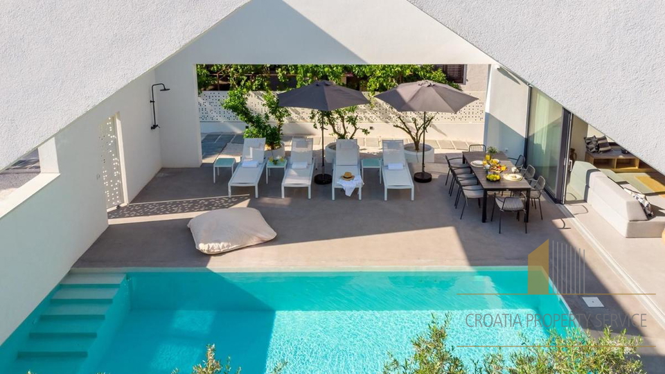 Luxury villa with its own outdoor cinema 50 m from the beach in Supetar on the island of Brač!