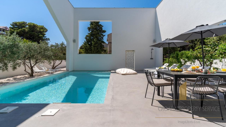 Luxury villa with its own outdoor cinema 50 m from the beach in Supetar on the island of Brač!