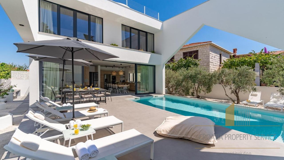 Luxury villa with its own outdoor cinema 50 m from the beach in Supetar on the island of Brač!