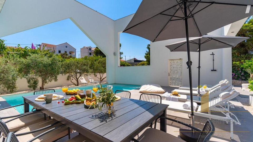 Luxury villa with its own outdoor cinema 50 m from the beach in Supetar on the island of Brač!