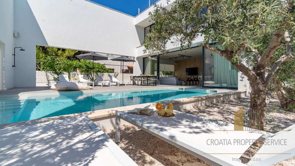 Luxury villa with its own outdoor cinema 50 m from the beach in Supetar on the island of Brač!