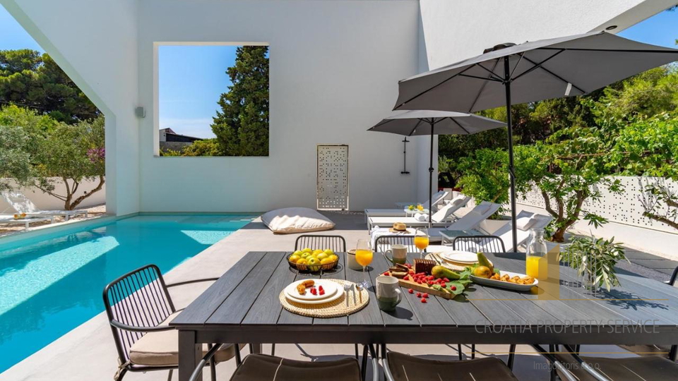 Luxury villa with its own outdoor cinema 50 m from the beach in Supetar on the island of Brač!